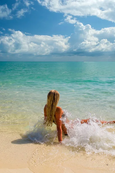 Jovem mulher na praia tropical — Fotografia de Stock