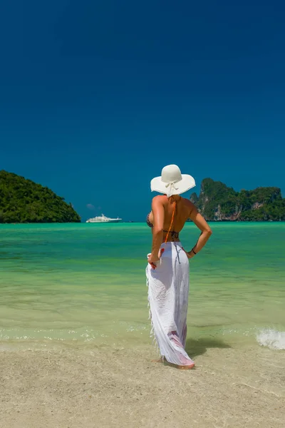 Jonge vrouw aan het tropische strand — Stockfoto