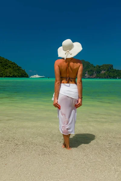 Jonge vrouw aan het tropische strand — Stockfoto