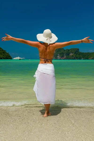 Giovane donna sulla spiaggia tropicale — Foto Stock