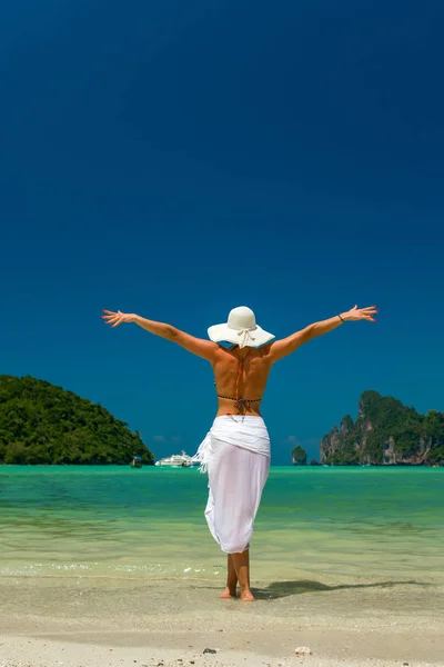 Jeune femme à la plage tropicale — Photo