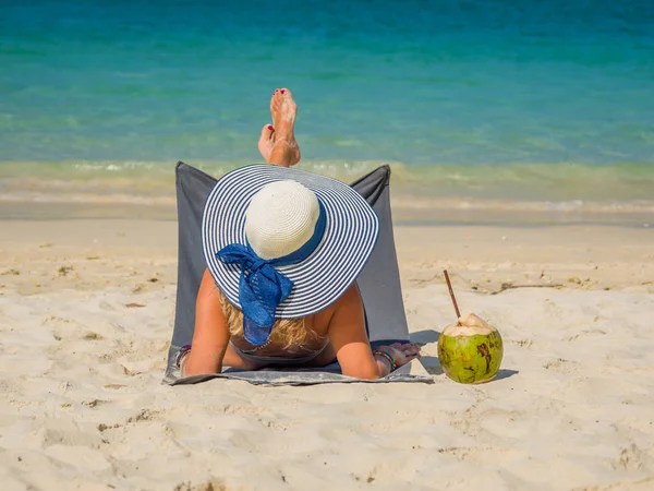 Vrouw geniet van haar vakantie op een transat aan het tropische strand — Stockfoto