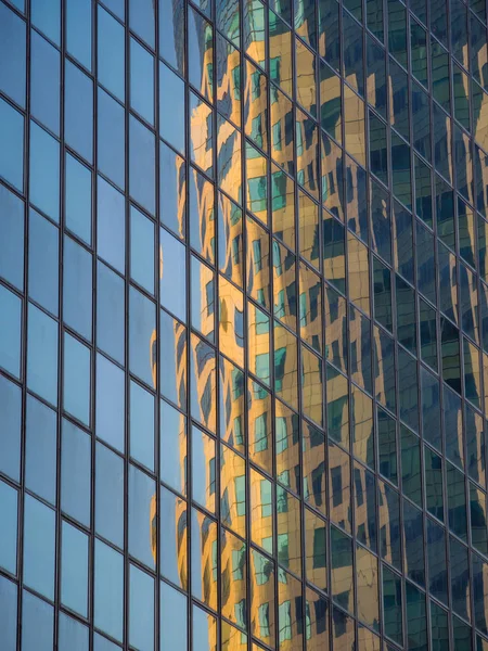 Wieżowiec refleksje na windows w — Zdjęcie stockowe
