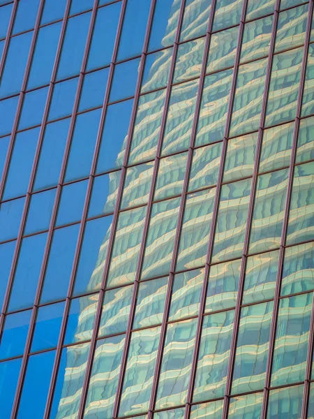 Reflexões de arranha-céus nas janelas em — Fotografia de Stock