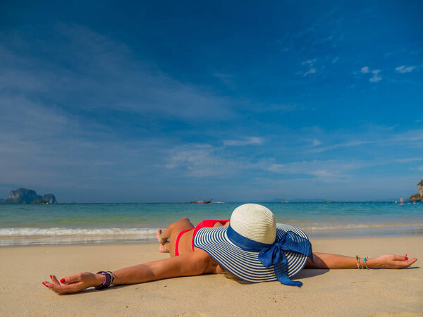 Молодая женщина на тропическом пляже
 
