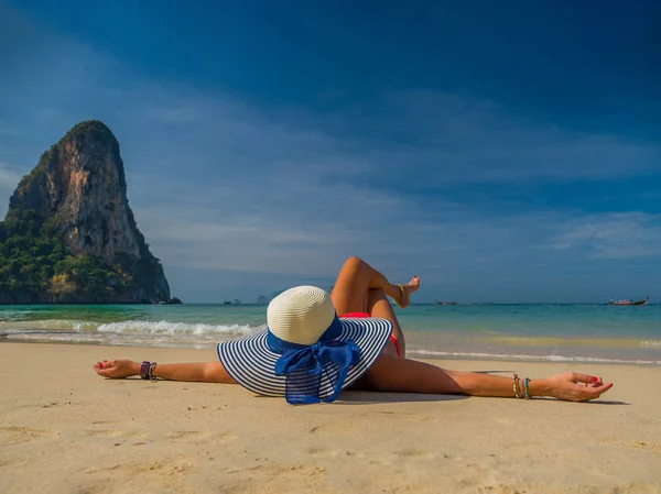 열 대 해변의 젊은 여자 — 스톡 사진