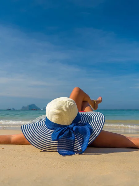 Junge Frau am tropischen Strand — Stockfoto