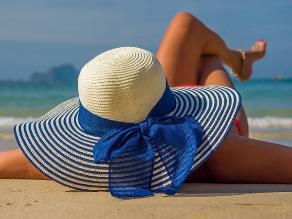 Jonge vrouw aan het tropische strand — Stockfoto