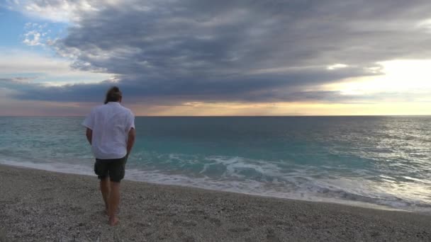 Man Walking Beach — Stock Video