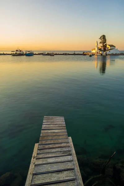 Monasterio de Vlacherna al amanecer en la isla de Corfú — Foto de Stock