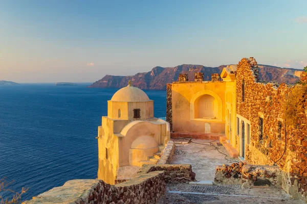 Ruinerna av den venetianska borgen i Oia Santorini G — Stockfoto