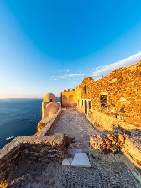 The  ruins of the Venetian castle in Oia Santorini G — Stock Photo, Image