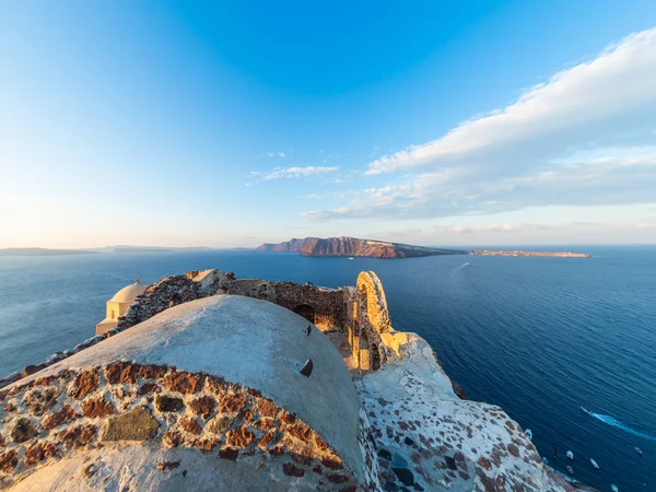 De ruïnes van het Venetiaanse kasteel in Oia Santorini G — Stockfoto