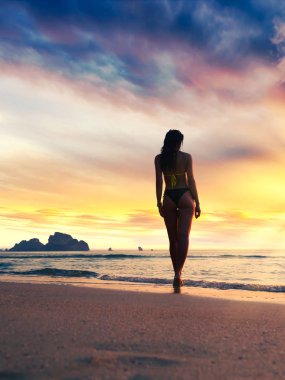 Gün batımında sahilde yürümek