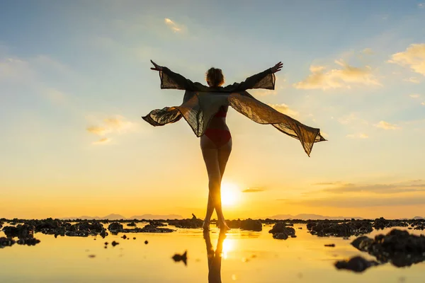 Femeie pe plajă la apus de soare — Fotografie, imagine de stoc