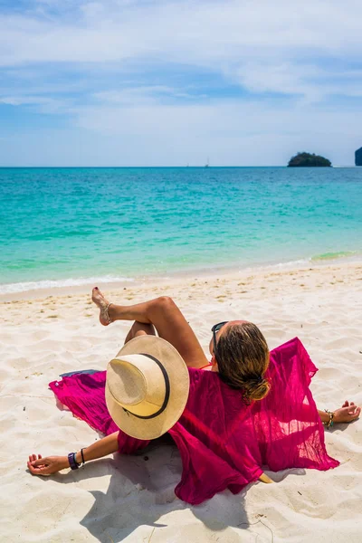 Donna godendo le sue vacanze su un transat sulla spiaggia tropicale — Foto Stock