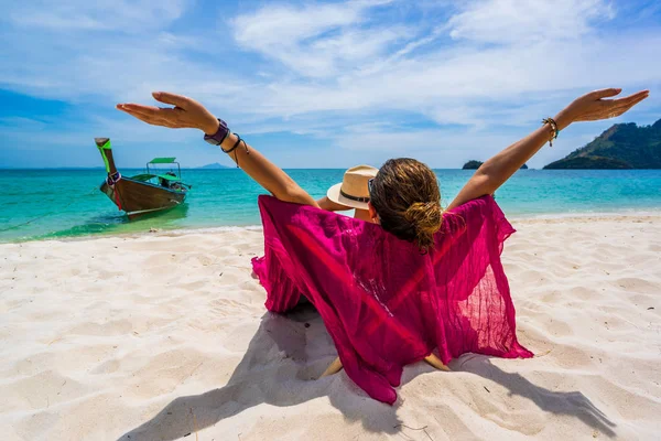 Vrouw geniet van haar vakantie op een transat aan het tropische strand — Stockfoto