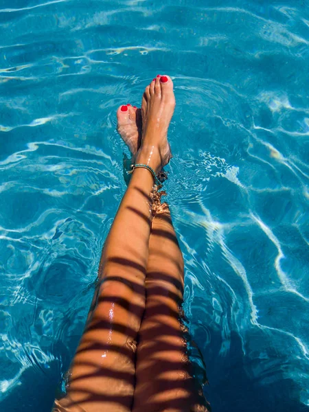 Mulher relaxando na piscina no spa resort. r — Fotografia de Stock