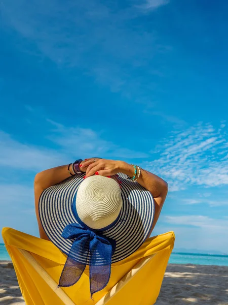 Mujer disfrutando de sus vacaciones en un tranvía en la playa tropical —  Fotos de Stock