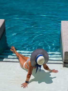 Kaplıcadaki havuzda dinlenen bir kadın. r