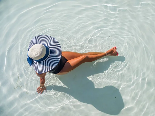 Donna che si rilassa in piscina al resort termale. r — Foto Stock