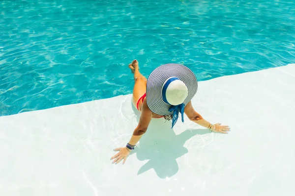 Frau entspannt sich im Schwimmbad im Kurort. r — Stockfoto