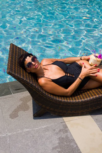 Жінка в розкішному курортному готелі біля басейну . — стокове фото