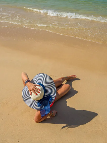 Tropik plajda genç bir kadın — Stok fotoğraf