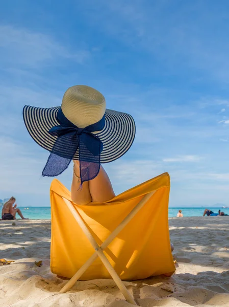 Pernas de uma mulher na praia — Fotografia de Stock