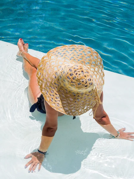 Žena odpočívající v bazénu v lázeňském středisku. r — Stock fotografie