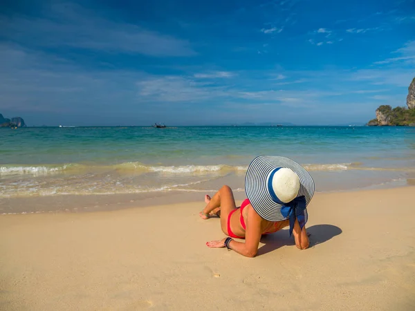 热带海滩的年轻女子 — 图库照片