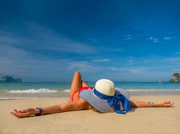 Young woman at the tropical beach — Stock Photo, Image