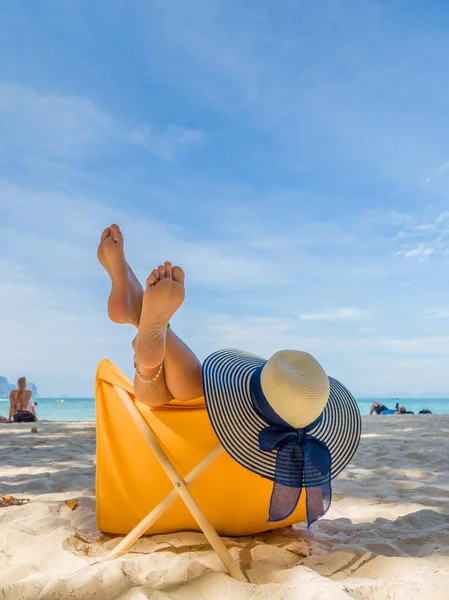 Pernas de uma mulher na praia — Fotografia de Stock