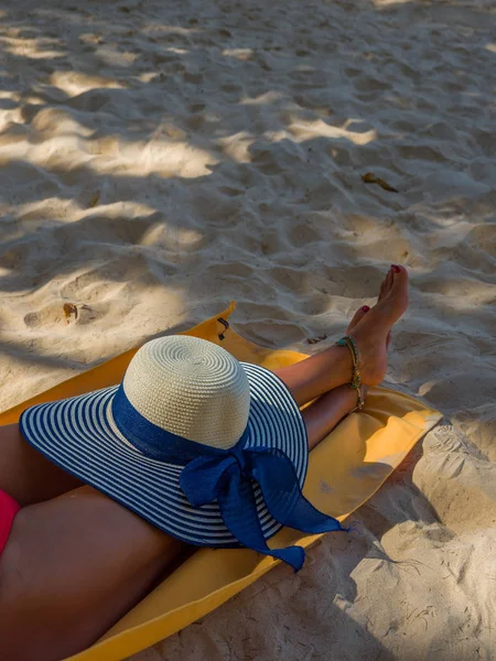 Jambes d'une femme à la plage — Photo