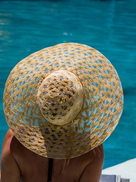 Frau entspannt sich im Schwimmbad im Kurort. r — Stockfoto