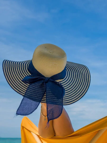 Pernas de uma mulher na praia — Fotografia de Stock