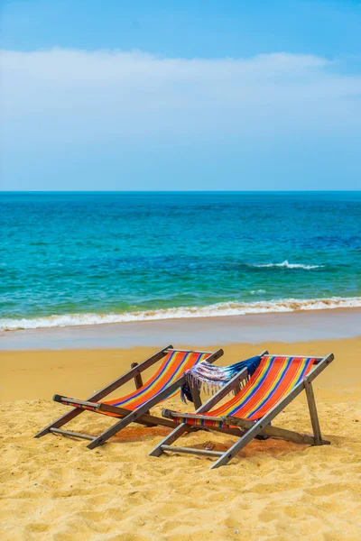 Sillas de cubierta en la playa —  Fotos de Stock