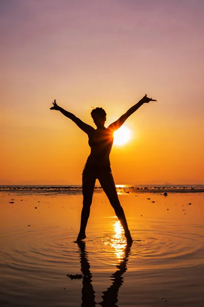 Femme sur la plage au coucher du soleil — Photo