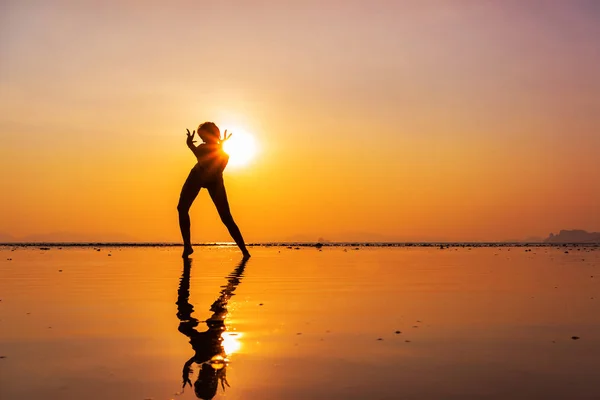 Femme sur la plage au coucher du soleil — Photo