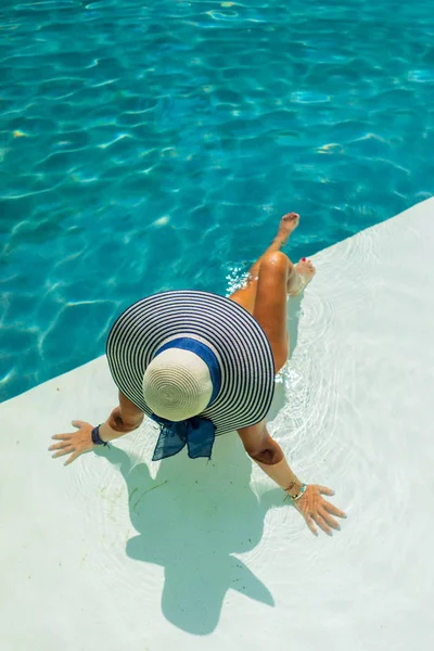 Donna che si rilassa in piscina al resort termale. r — Foto Stock