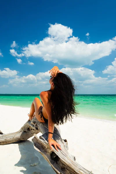 Frau genießt ihren Urlaub an einem Transat am tropischen Strand — Stockfoto