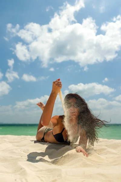 Mujer disfrutando de sus vacaciones en un tranvía en la playa tropical —  Fotos de Stock