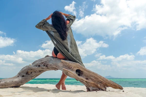 Mulher desfrutando de suas férias em um transat na praia tropical — Fotografia de Stock