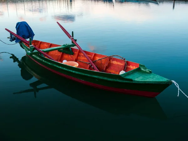 Греция на рыбацкой лодке — стоковое фото