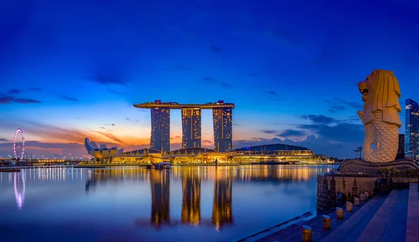 Marina Bay Sands di notte il più grande hotel in Asia . — Foto Stock