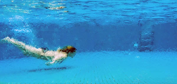 Женщина под водой в стеклянном бассейне — стоковое фото