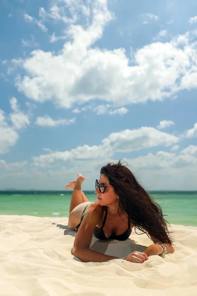 Mujer disfrutando de sus vacaciones en un tranvía en la playa tropical — Foto de Stock