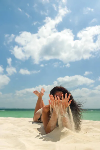 Mujer disfrutando de sus vacaciones en un tranvía en la playa tropical —  Fotos de Stock