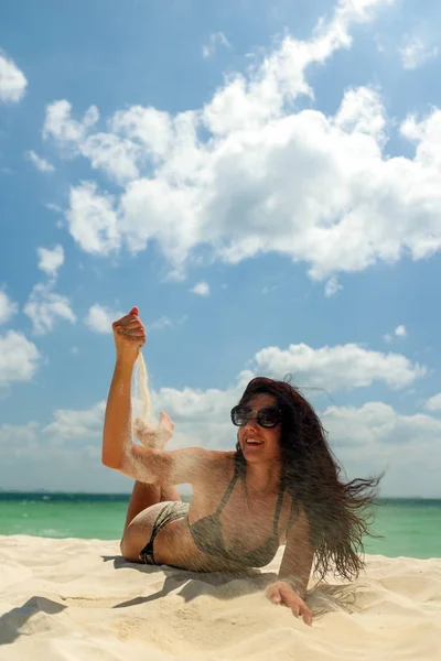 Mujer disfrutando de sus vacaciones en un tranvía en la playa tropical —  Fotos de Stock