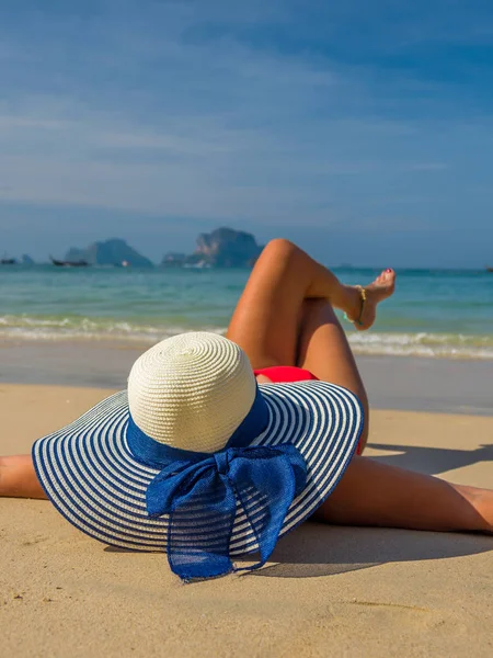 Giovane donna sulla spiaggia tropicale — Foto Stock